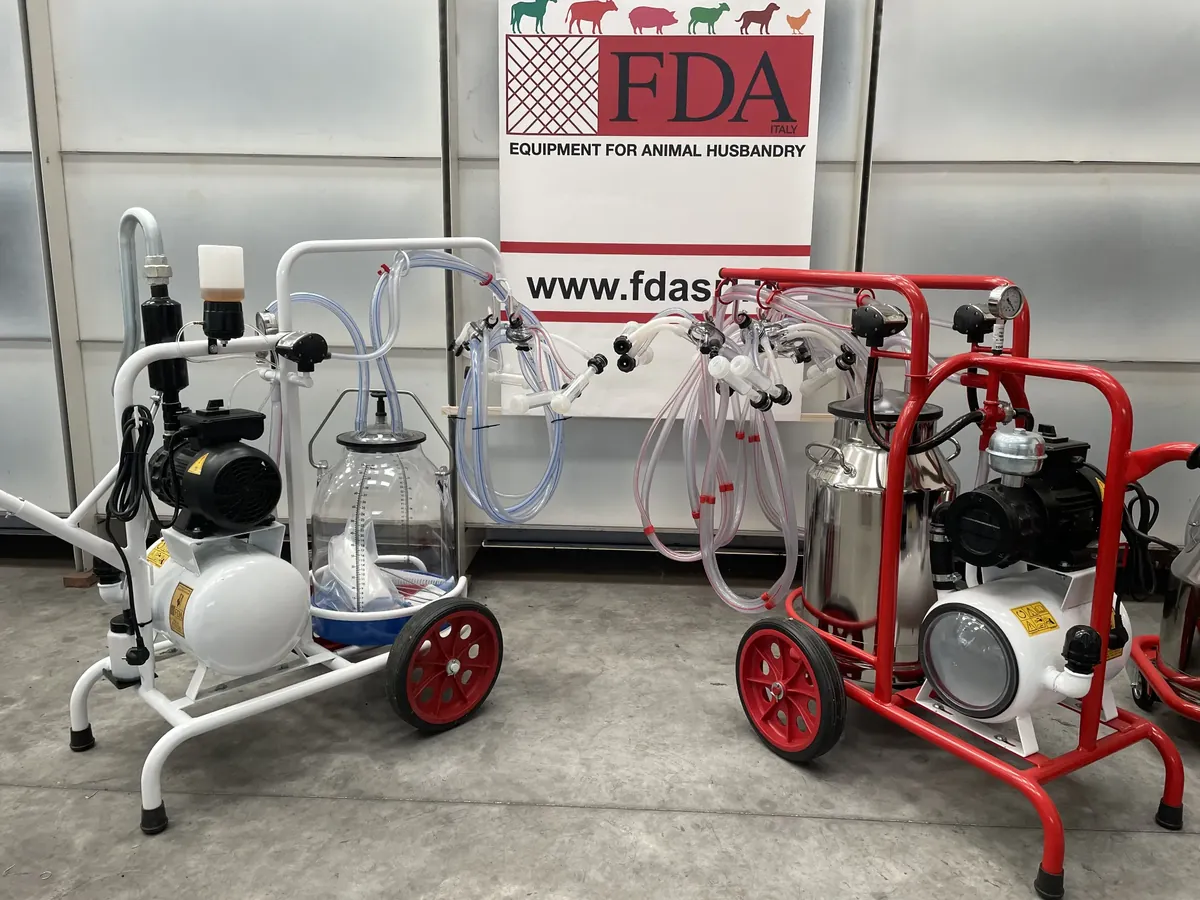 Due mungitrici portatili FDA con motore del vuoto, una a secco con palette in grafite e una a bagno d’olio, esposte in officina